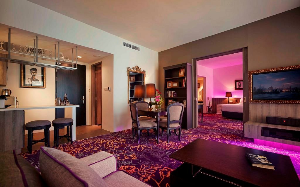 rock-star-suite-living